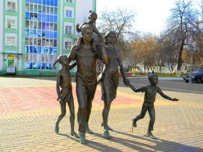 Скульптуры, посвященные семье, в городах России