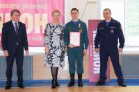 Светлана Денисова пожала руку герою, спасшему на Мотовилихинском пруду двух детей и женщину – молодому человеку вручили государственную награду МЧС