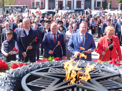 Светлана Денисова приняла участие в церемонии возложения цветов к памятнику Уральскому добровольческому танковому корпусу в честь дня Победы.