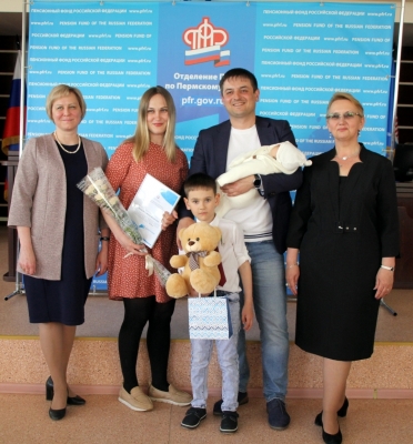 Светлана Денисова и вручила 265 000-й сертификат на материнский (семейный) капитал семье Протасевич из города Перми.