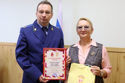Уполномоченный по правам ребенка в Пермском крае вручила благодарственное письмо прокурору города Перми Виталию Дымолазову.